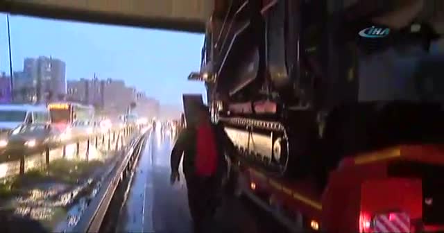 E-5’te TIR üst geçide takıldı, trafikte kuyruk oluştu