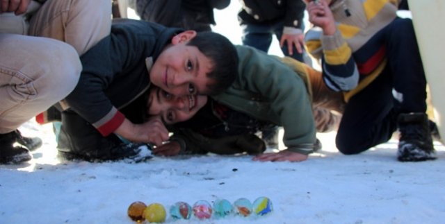 Erzurum’da çocukların kızak ve misket keyfi