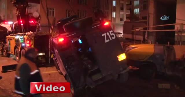 Esenyurt’ta polis aracı devrildi: 3 yaralı