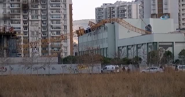 Faciadan dönüldü...50 metrelik kule vinç lise binasının üstüne devrildi