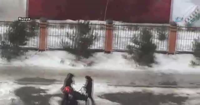 Fırtına insanları oradan oraya savurdu