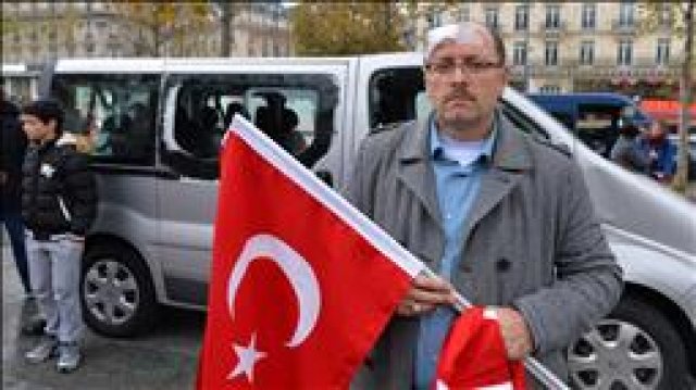 Fransa'da 'Teröre Lanet' mitingine PKK'lı grup saldırdı