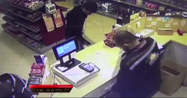 Görevli uyudu, hırsız marketi soyup soğana çevirdi