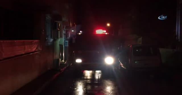 İzmir'de ev yangını: 1'i ağır 3 yaralı