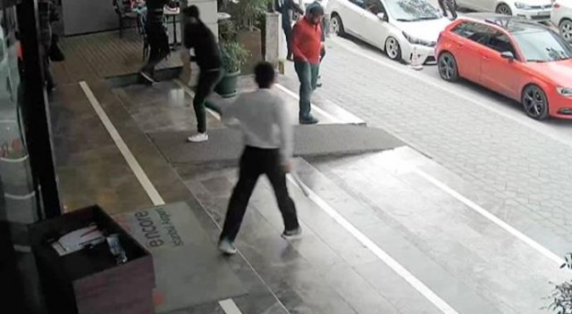 Küçükçekmece'de silahlı kavga kamerada