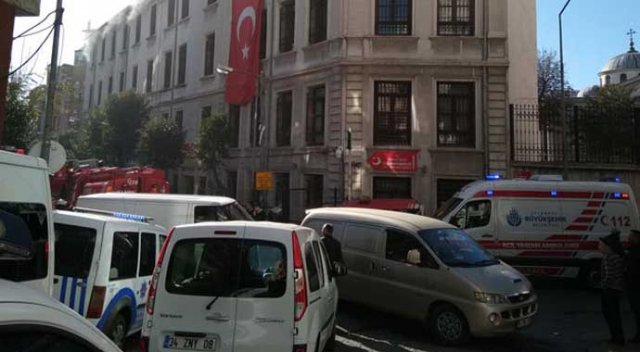 Kumkapı'daki göç merkezinde yangın çıktı,