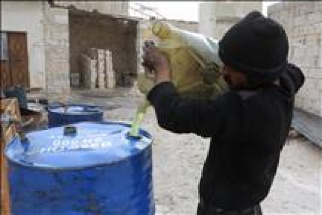 Kuşatma altındaki Halep'te 'ilkel yöntemlerle' yakıt üretiliyor