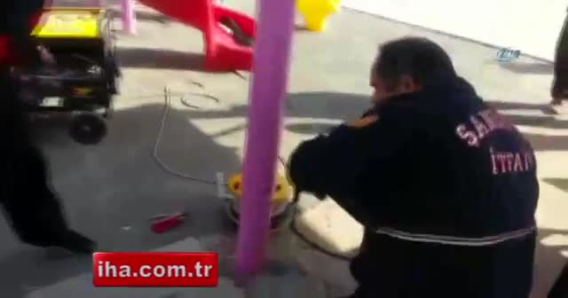 Mahsur kalan kuş boru kesilerek kurtarıldı