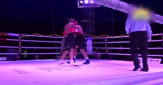 Milli boksör Ali Eren bir rakibine daha havlu attırdı