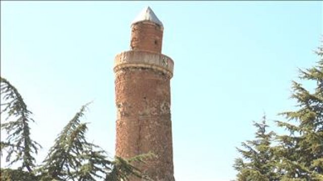 Elazığ'daki minare Pisa Kulesi'nden daha eğik