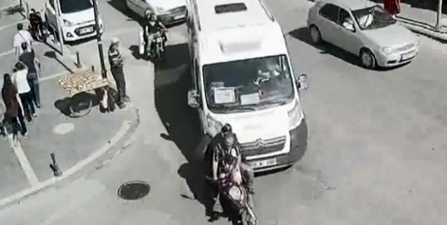 Motosikletlerdeki dehşet anları kamerada
