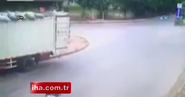 Motosikletli şahıs kamyona böyle çarptı