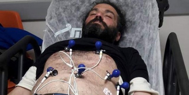 Oturan adam 172 saatin sonunda fenalaşarak hastaneye kaldırıldı