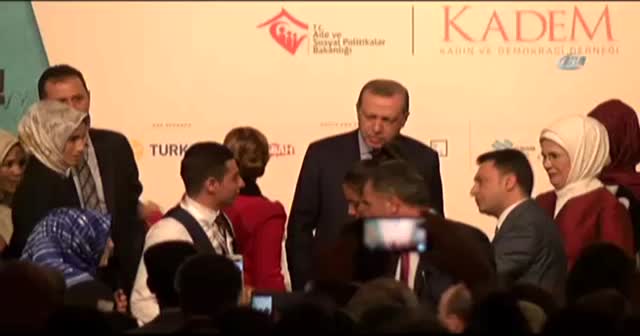 Sahneye atlayıp Cumhurbaşkanı Erdoğan’a sarıldı
