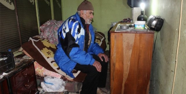 Şehrin merkezinde dondurucu soğukta demir barakada yaşam!