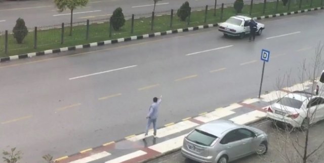 Sokak ortasında silahlı çatışma kamerada