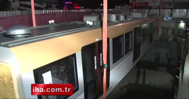 Sürücüsüz metro hattında vagonlar raya indirildi