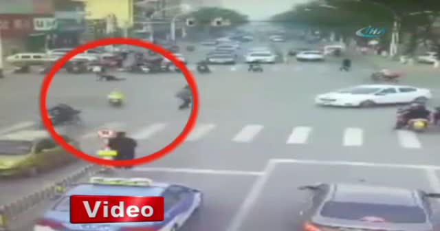 Sürücüsüz motosiklet adama böyle çarptı