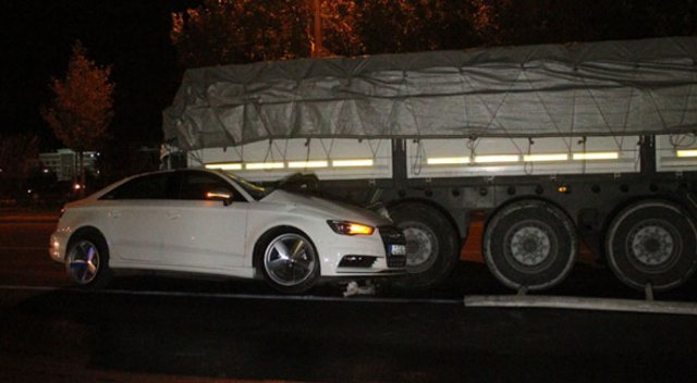 TIR’a saplanan otomobilden sağ çıktı
