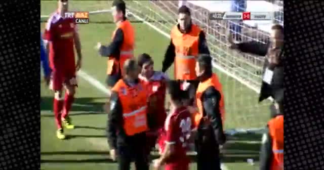 Top toplayıcı çocuğun üzerine yürüdü, panoyu yumrukladı!