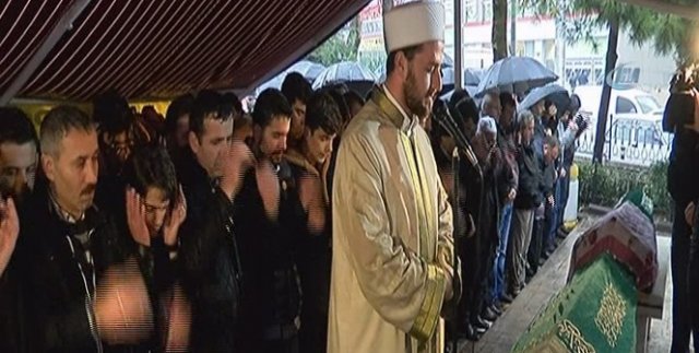 Trafik kazasında hayatını kaybeden anne ve kızı son yolculuğuna uğurlandı
