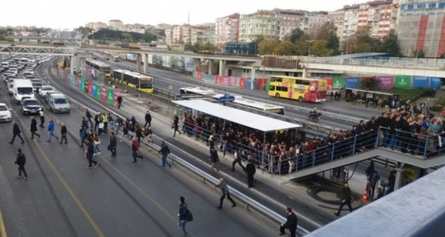 Üst geçitte yaya trafiği oluştu, vatandaş E-5'e indi