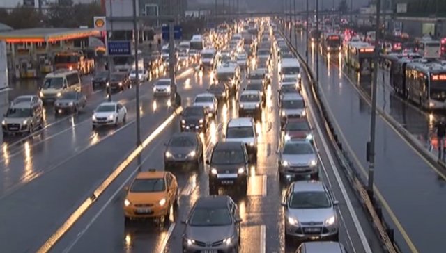 Yağmur İstanbul trafiğini kilitledi