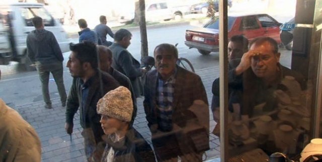 Yaşlı adamın ölümünü izlemek için birbirleriyle yarıştılar