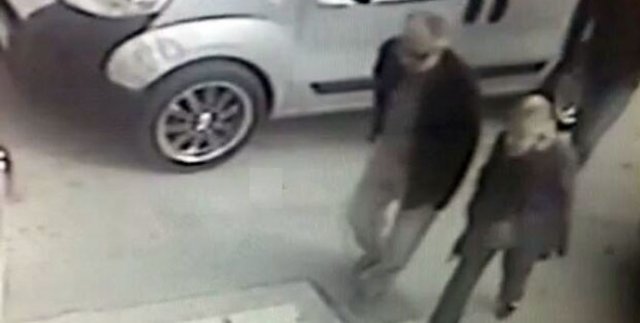 Yaşlı çifti hedef alan kapkaççı kamerada