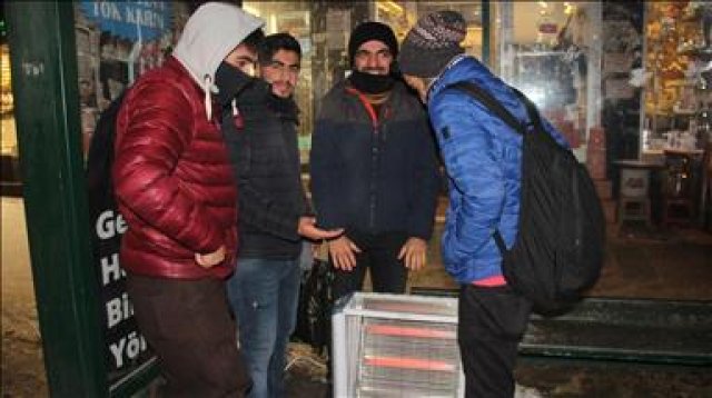 'Duyarlı esnaf' vatandaşların ısınması için durağa ısıtıcı koydu