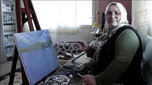 'Şalvarlı ressam'dan engelli ve çocuklara resim dersi
