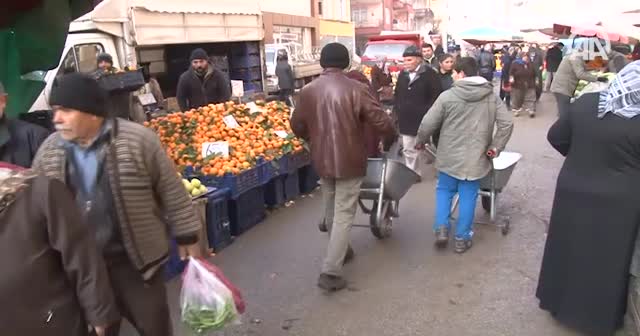 'Tornet'iyle 8 kişilik ailesini sırtında taşıyor