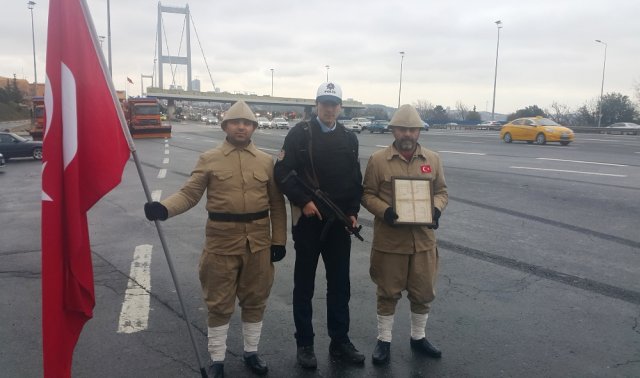 15’lilerin torunları 15 Temmuz Şehitler Köprüsü’nde nöbete başladı