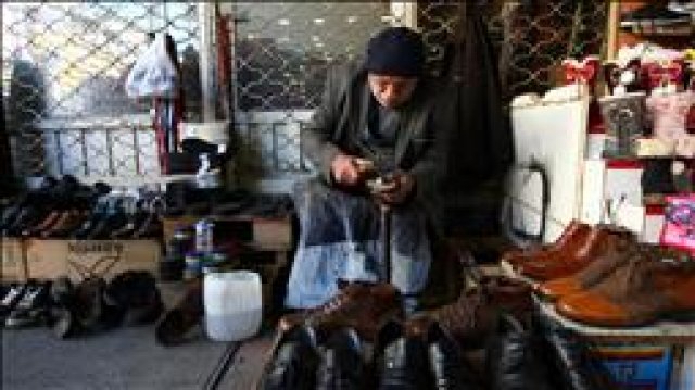 60 yıldır aynı köşede ayakkabı tamir ediyor