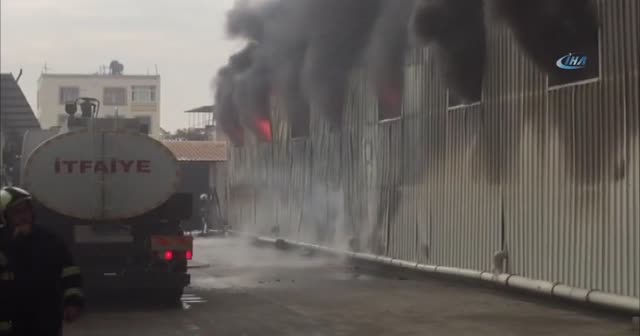 Adana'da plastik ambalaj malzemelerinin bulunduğu depoda patlama
