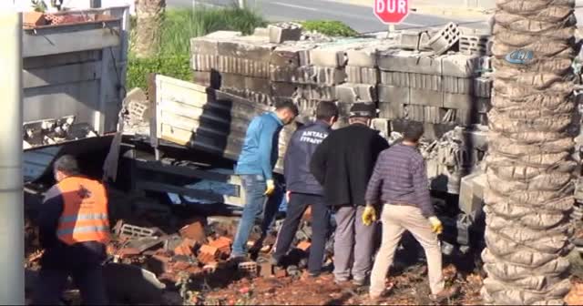 Alanya'da iki TIR kafa kafaya çarpıştı
