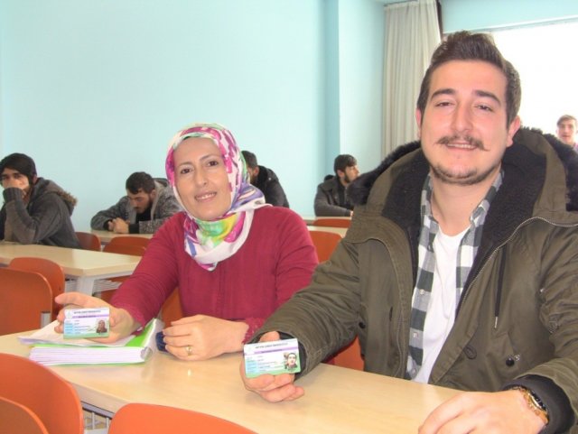 Anne-oğul aynı okulda okuyor