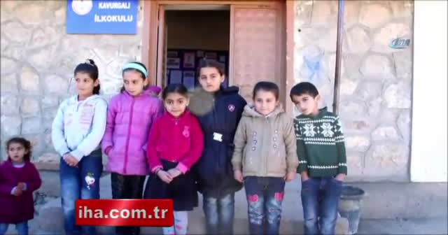 Ayakkabıları olmadığı için okula terlikle gidiyorlar