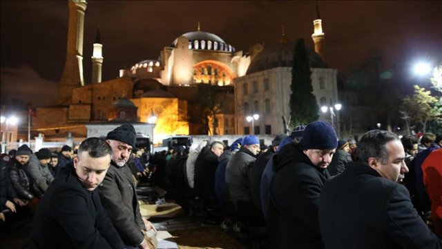 Ayasofya Meydanı'ında teheccüd namazı