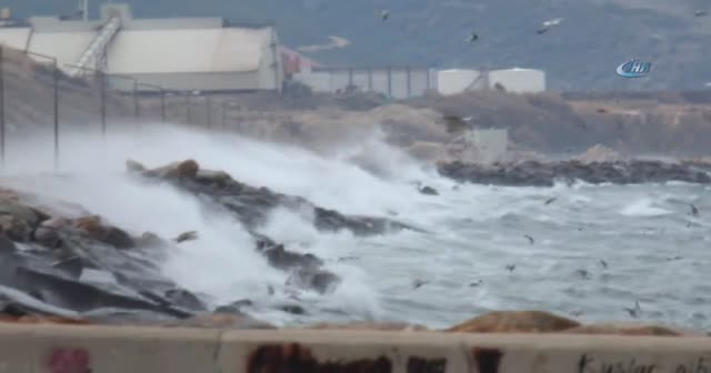 Bandırma'da fırtına deniz ulaşımını aksattı