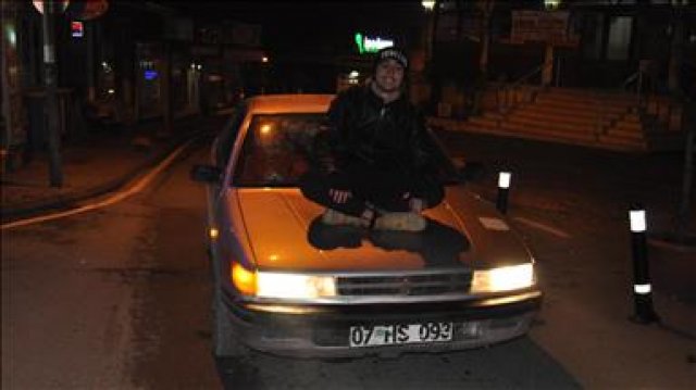 Bartın'da otomobilin üstünde tehlikeli yolculuk