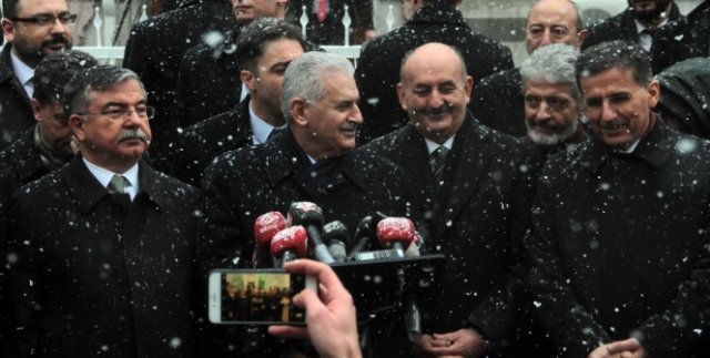 Başbakan Yıldırım kar topu oynadı
