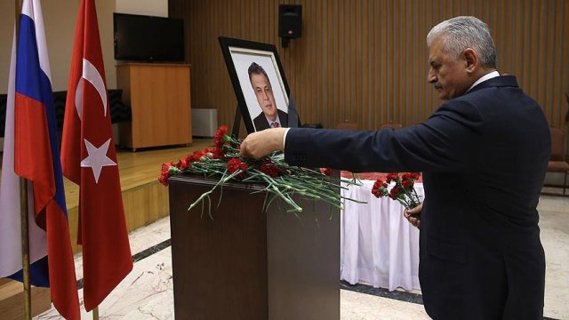 Başbakan Yıldırım Rusya Büyükelçiliği'ne taziye ziyaretinde bulundu