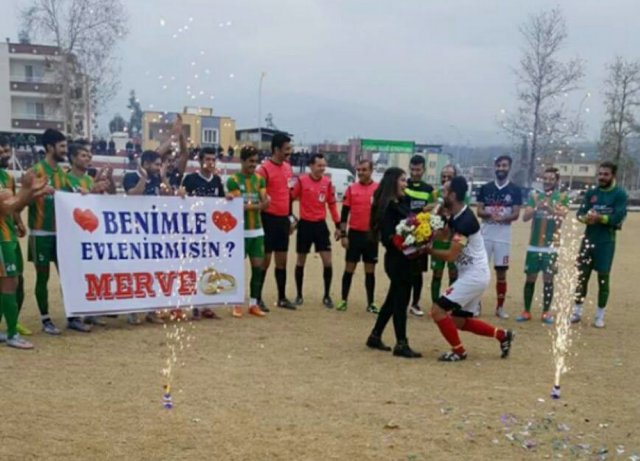 Böyle olur futbolcunun evlilik teklifi