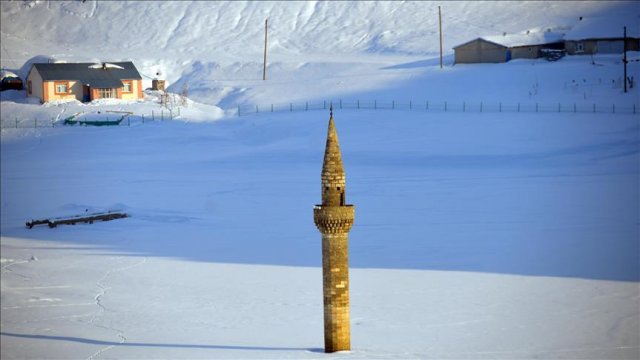 Buz tutan barajdaki minare ilgi çekiyor