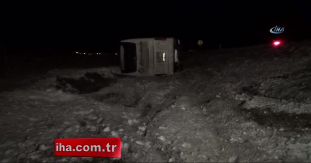 Buzlu yolda trafik kazası: 33 yaralı