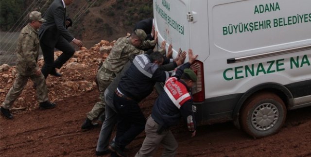 Cenazeleri de yolda kaldı