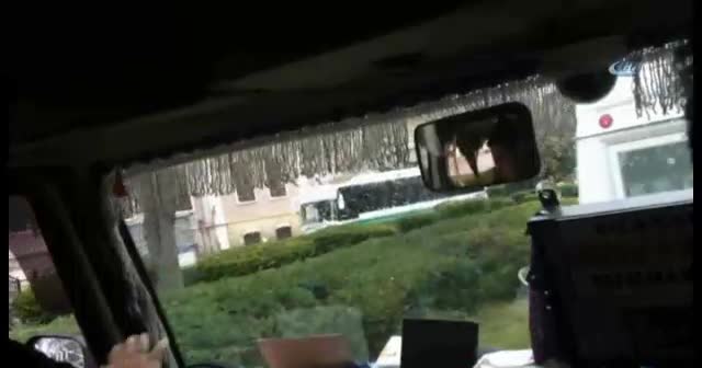 Cep telefonuyla konuşan şoför yolcuların canını hiçe saydı