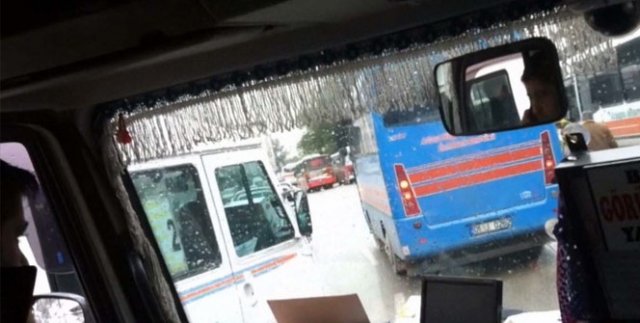 Cep telefonuyla konuşan şoför, yolcuların canını hiçe saydı