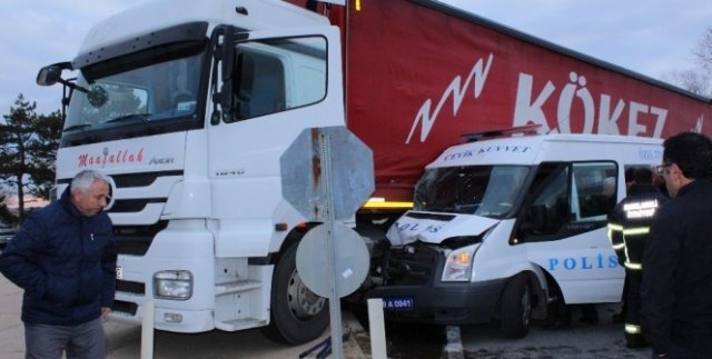 Çevik kuvvet minibüsü ile tır çarpıştı: 11 yaralı